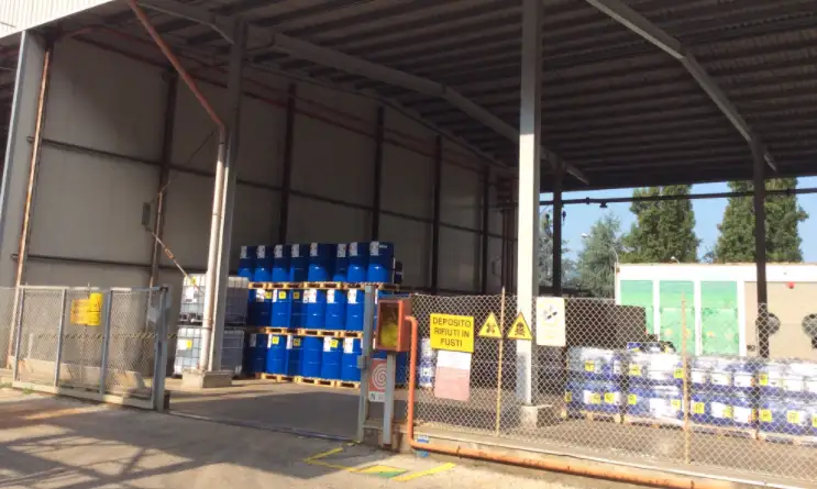 Deposito temporaneo rifiuti 12 Deposito temporaneo rifiuti 12
